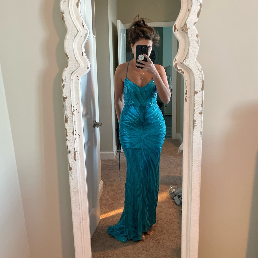 Ladies Lulus brand new dress. Size XS. Beautiful dress-padded bra cups sewn in.